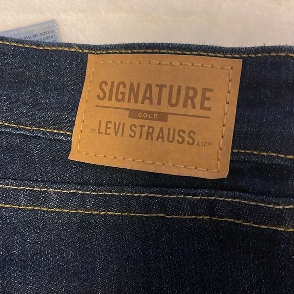 Signature Levi’s Women’s Plus Dark Denim Jeans Size 18 Midrise Boot Cut - Picture 2 of 7